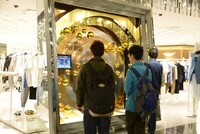 伊勢丹新宿店本館の開店直後の様子。