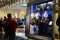 伊勢丹新宿店本館の開店直後の様子。