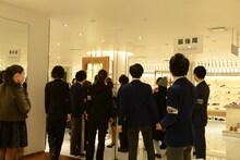 「Perfumeダンスヒール」を購入しようと列を作る人々。