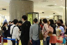 Perfumeコラボアクセサリーの売り場にできた行列。