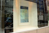 伊勢丹新宿店本館のショーウィンドウに設置されたデジタルサイネージ。