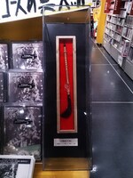 東京・タワーレコード新宿店と渋谷店に展示中の志磨遼平の毛髪から製作された筆。