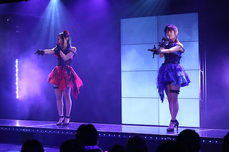 古川愛李、高柳明音による「眼差しサヨナラ」歌唱の様子。 (c)AKS