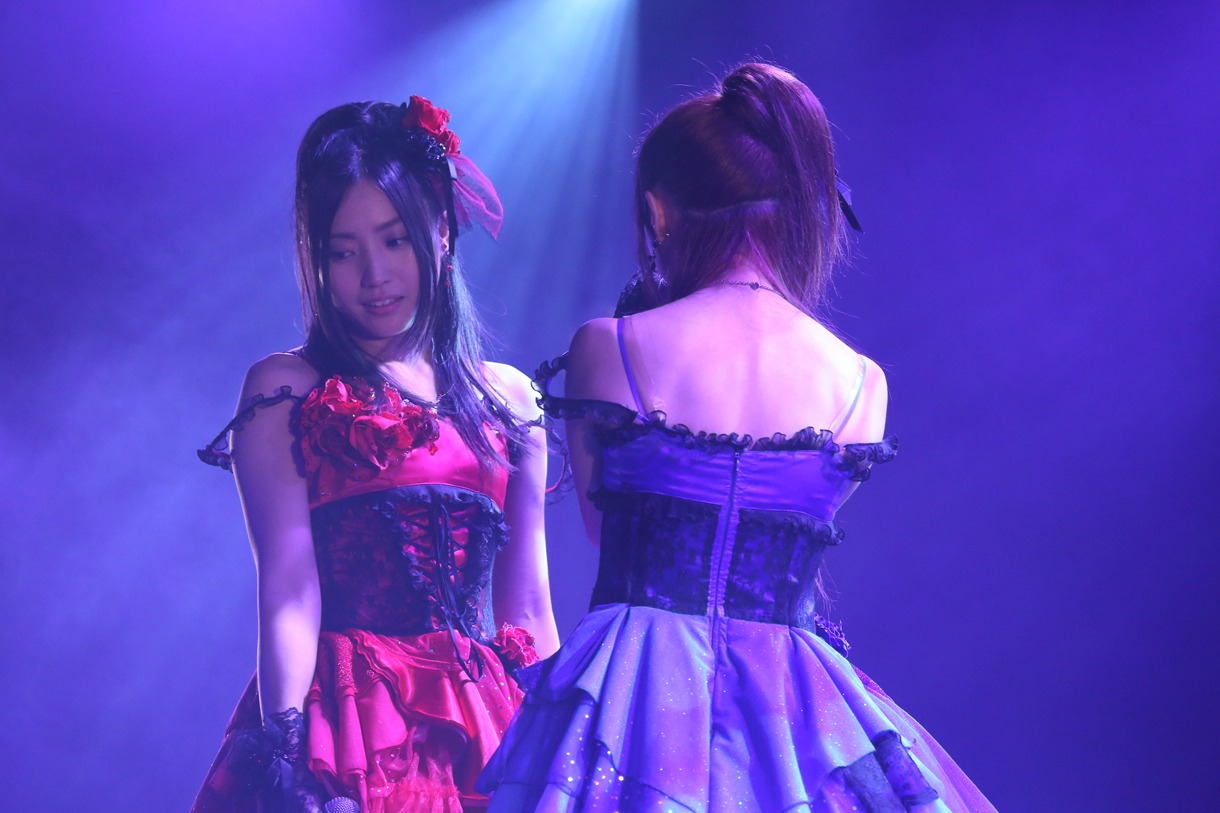 古川愛李、高柳明音による「眼差しサヨナラ」歌唱の様子。 (c)AKS