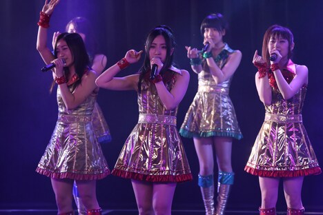 2期生による「背中から抱きしめて」歌唱の様子。 (d)AKS