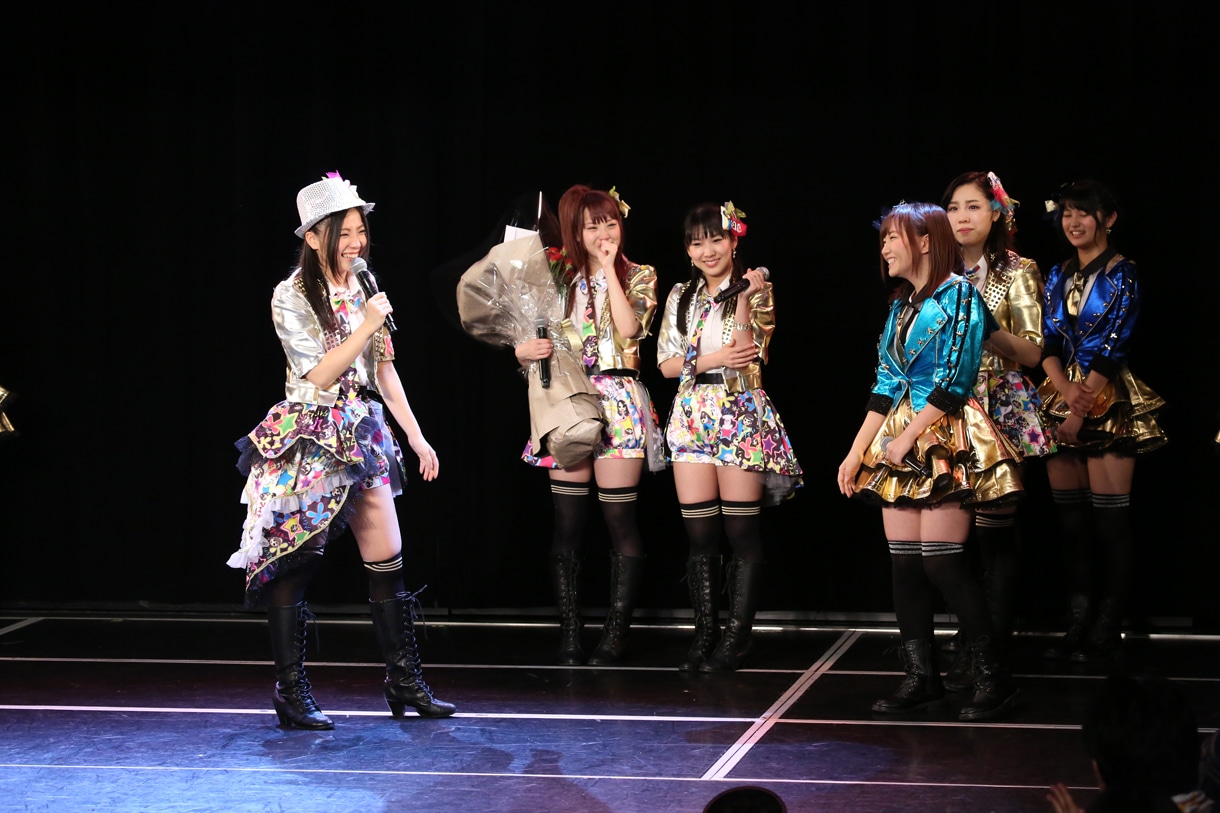 次期リーダーとして大場美奈を指名する古川愛李。 (c)AKS