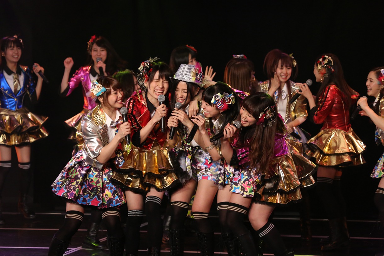 メンバーと「バンジー宣言」を歌唱する古川愛李。 (c)AKS