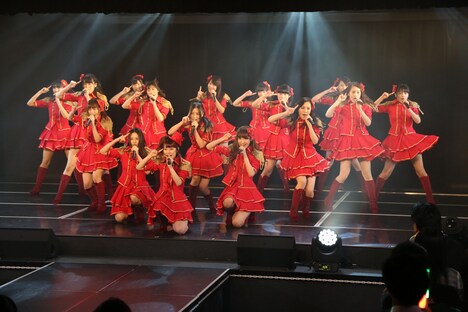 チームKIIによる「兆し」歌唱の様子。 (c)AKS