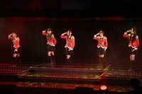 佐藤実絵子、阿比留李帆、古川愛李、矢方美紀、内山命による「涙の湘南」歌唱の様子。 (c)AKS