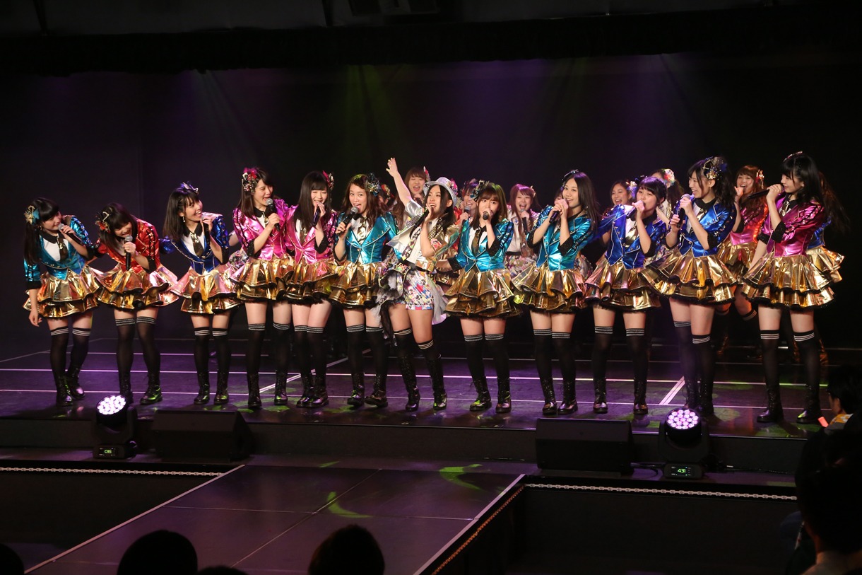 メンバーと「バンジー宣言」を歌唱する古川愛李。 (c)AKS