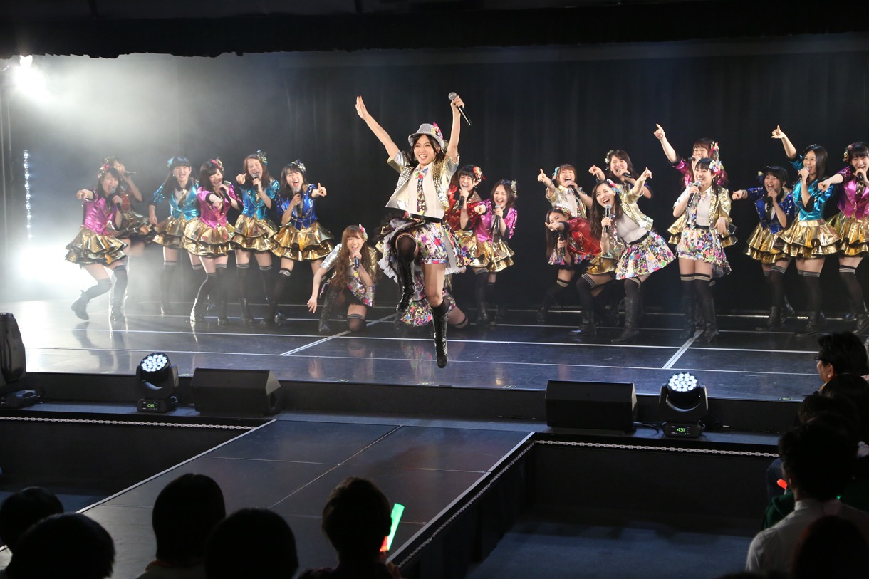 「バンジー宣言」で跳びはねる古川愛李。 (c)AKS