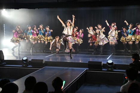 「バンジー宣言」で跳びはねる古川愛李。 (c)AKS