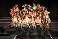 チームKIIメンバーと記念撮影する古川愛李。 (c)AKS