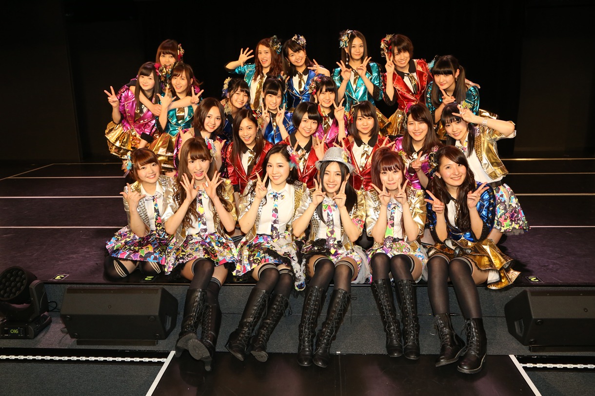 チームKIIメンバーと記念撮影する古川愛李。 (c)AKS