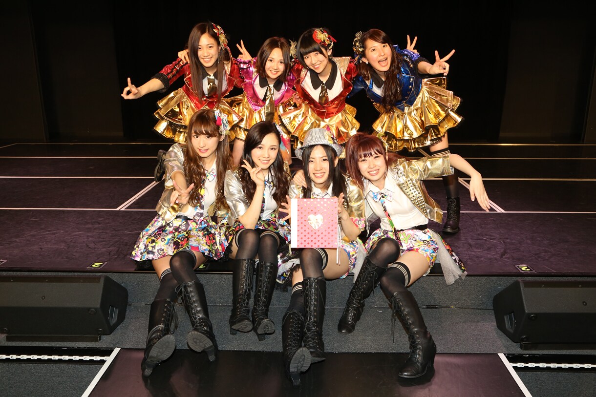 同期の2期生と記念撮影する古川愛李。 (c)AKS [画像ギャラリー 17/20