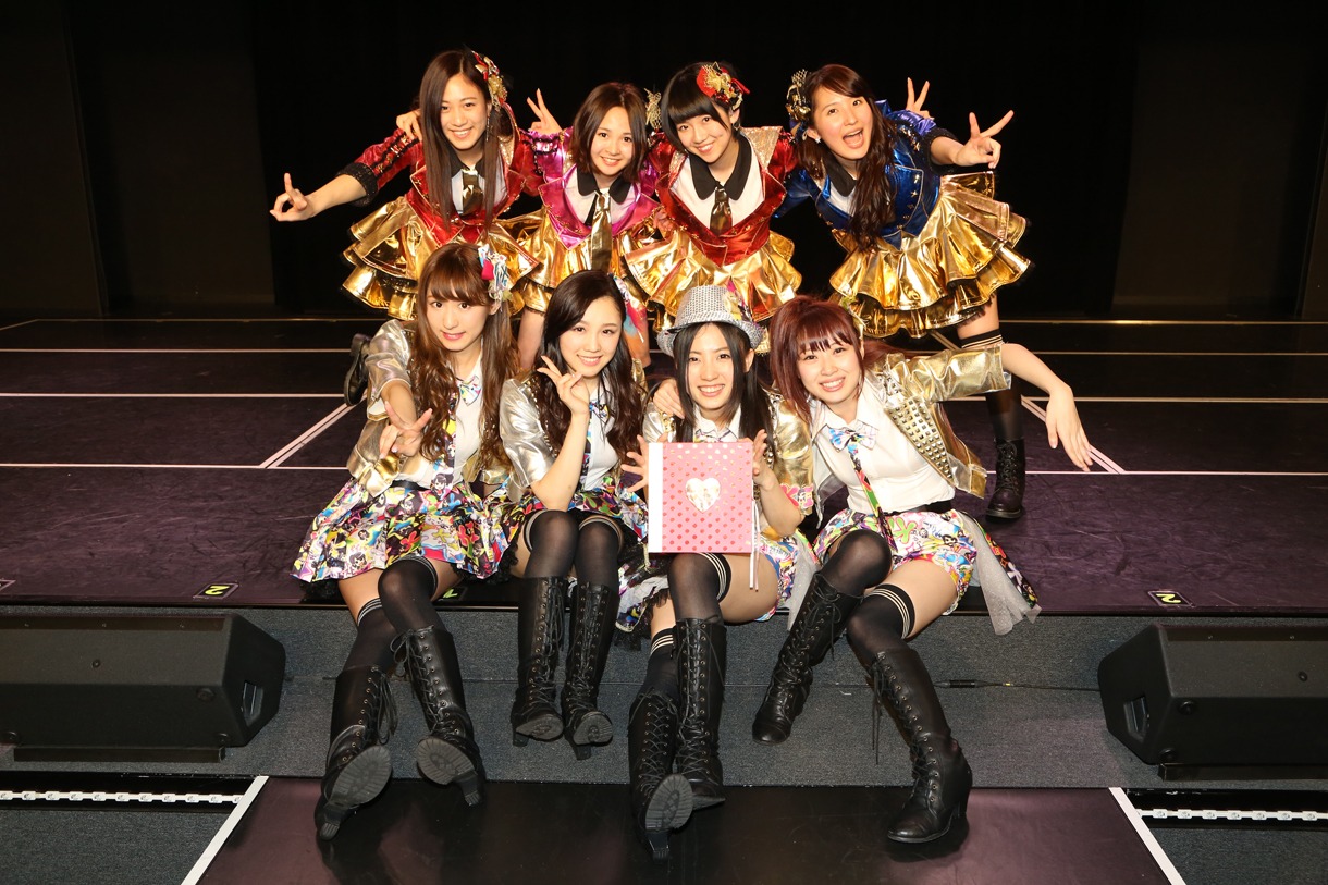 同期の2期生と記念撮影する古川愛李。 (c)AKS