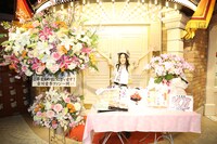 卒業記念の品と記念撮影する古川愛李。 (c)AKS