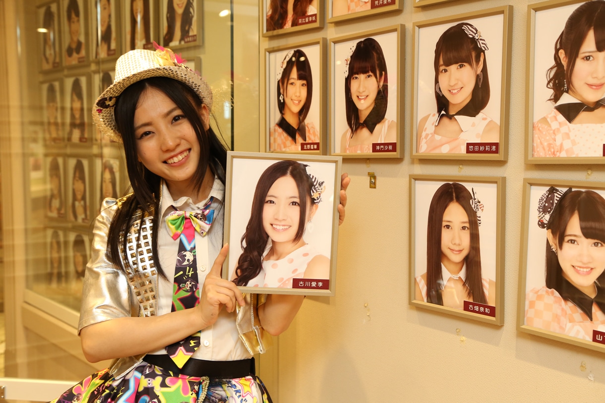 自身の壁写真を取り外す古川愛李。 (c)AKS