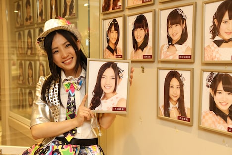 自身の壁写真を取り外す古川愛李。 (c)AKS