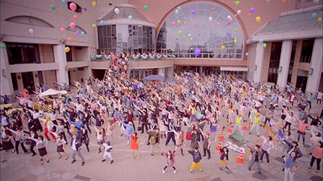 水樹奈々「Angel Blossom」PVのワンシーン。 (c)KING RECORDS