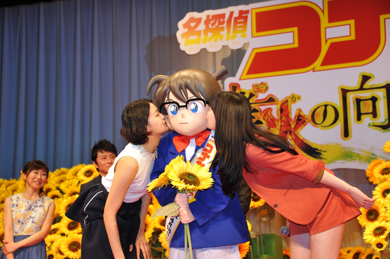 対決での勝利のごほうびに、榮倉奈々と知英からキスを受けるコナンくん。