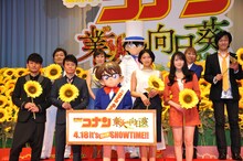 「名探偵コナン 業火の向日葵」完成披露試写会舞台挨拶の様子。写真左下より新藤晴一、岡野昭仁、コナン、榮倉奈々、知英、左上より山口勝平、山崎和佳奈、怪盗キッド、高山みなみ、小山力也。