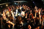 go!go!vanillas「嘘か？真か？360°開放！東名阪 1DAY フリーライブツアー」東京・shibuya PLUG公演の様子。