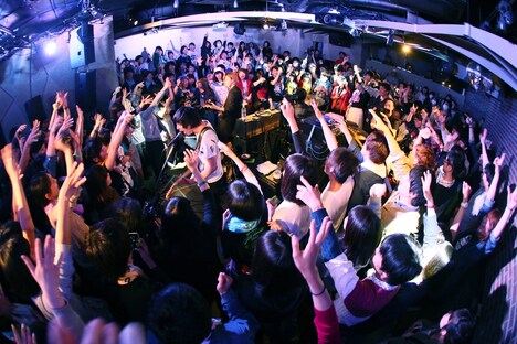 go!go!vanillas「嘘か？真か？360°開放！東名阪 1DAY フリーライブツアー」東京・shibuya PLUG公演の様子。