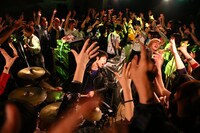 go!go!vanillas「嘘か？真か？360°開放！東名阪 1DAY フリーライブツアー」東京・shibuya PLUG公演の様子。