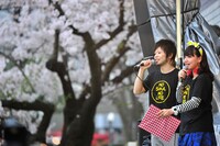 MCを務めた上中丈弥（THEイナズマ戦隊）と田中美里。