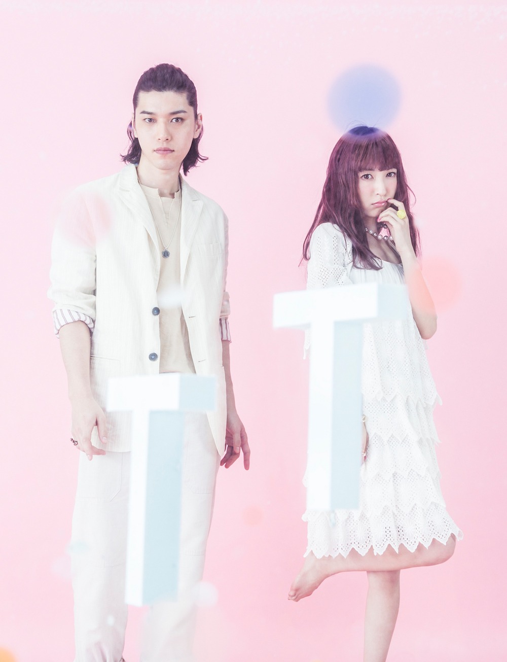 TRUSTRICK。左からBilly（G）、神田沙也加（Vo）。