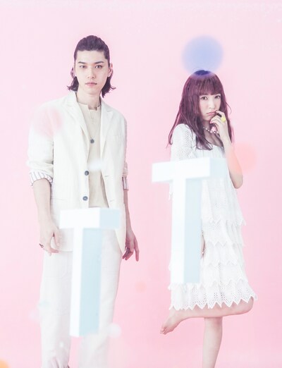 TRUSTRICK。左からBilly（G）、神田沙也加（Vo）。