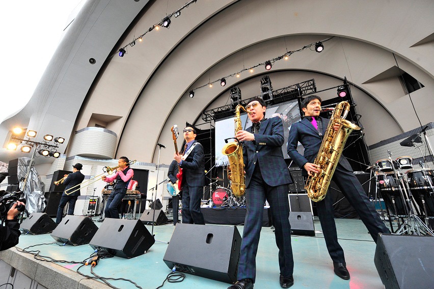 SMA40周年ファイナル！桜舞う代々木公園で22曲豪華メドレー披露