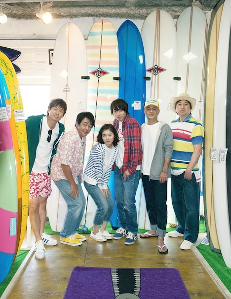 ビデオクリップに出演したTUBE、松岡茉優、落合モトキ。