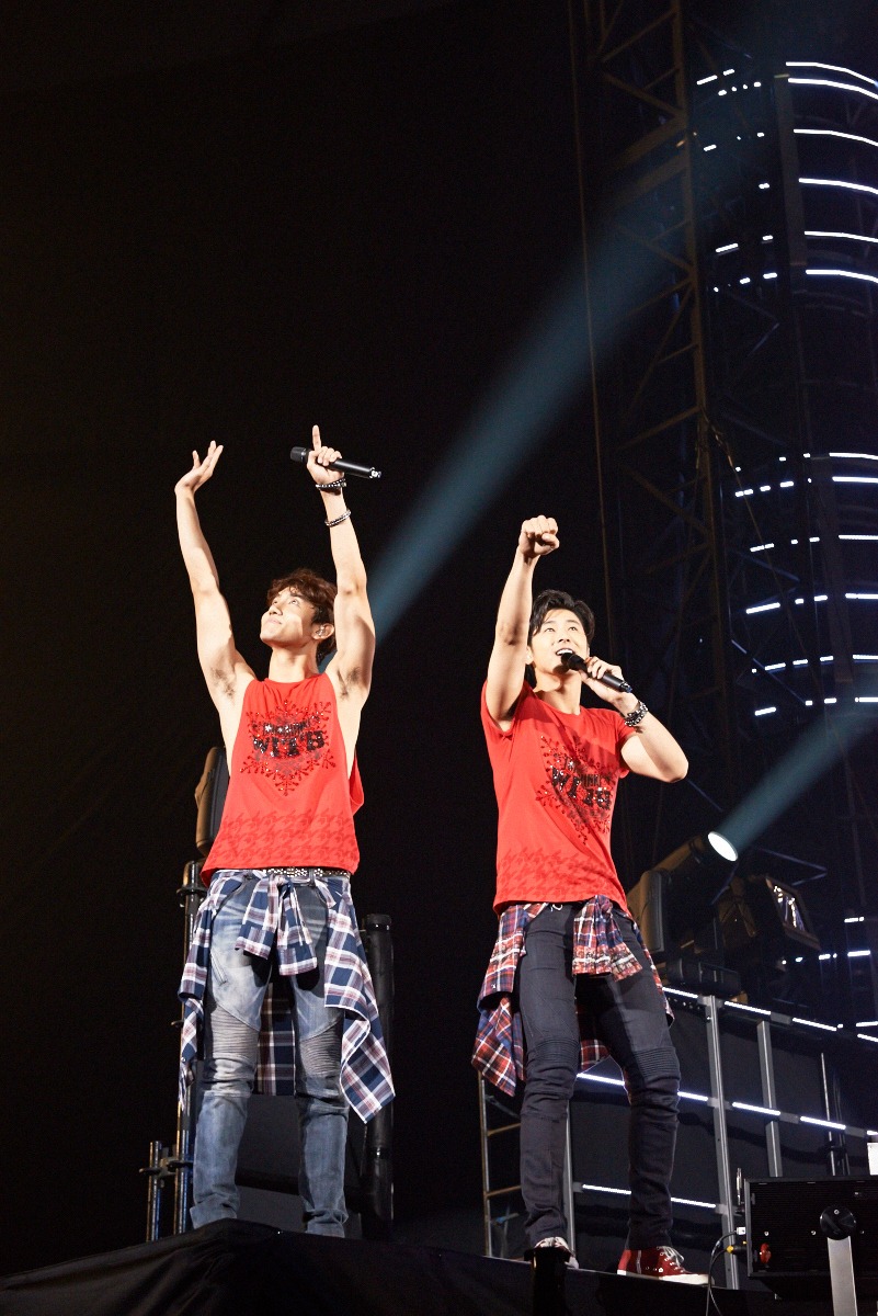 「東方神起 LIVE TOUR 2015 ～WITH～」東京ドーム公演の様子。