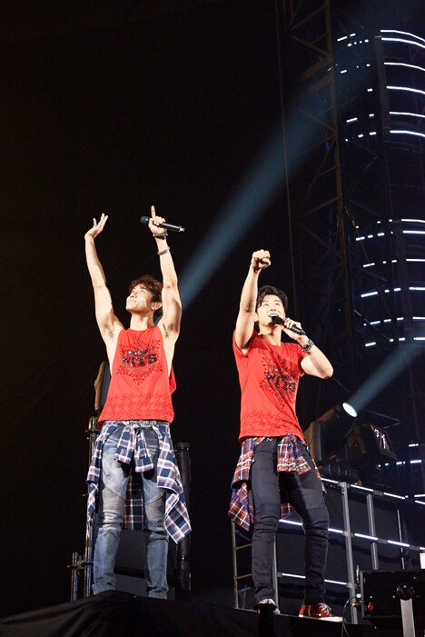 「東方神起 LIVE TOUR 2015 ~WITH~」東京ドーム公演の様子。