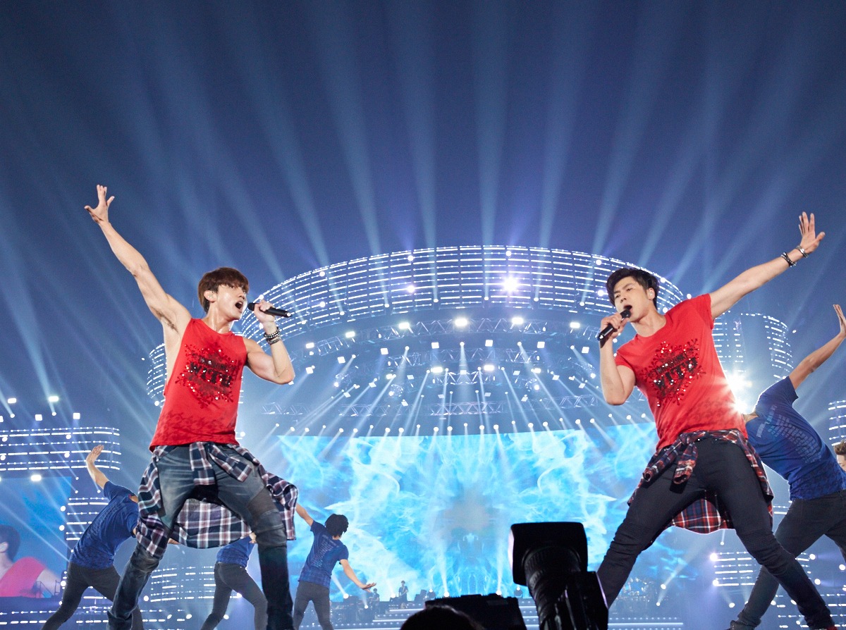 「東方神起 LIVE TOUR 2015 ～WITH～」東京ドーム公演の様子。