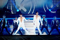 今週の人気画像8位は「東方神起ドームツアー完遂、再会誓った2人の涙『必ず戻ってきます』」より、「東方神起 LIVE TOUR 2015 ～WITH～」東京ドーム公演の様子。