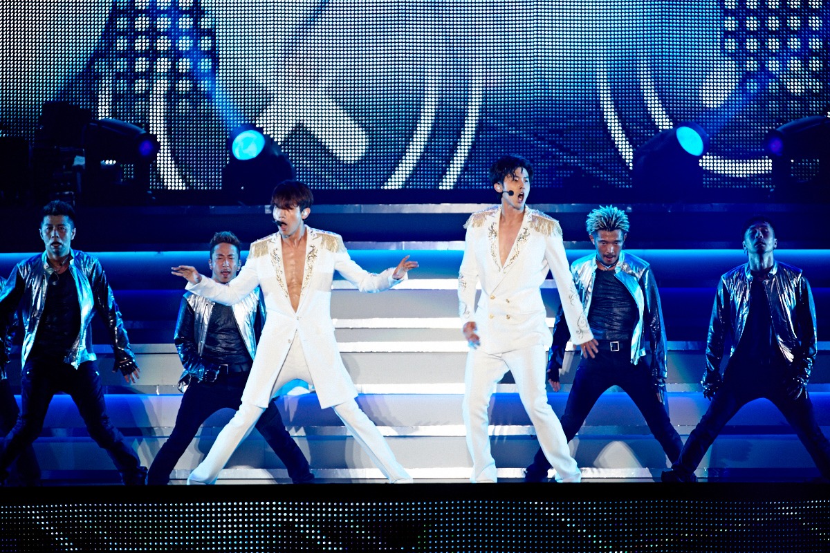 「東方神起 LIVE TOUR 2015 ～WITH～」東京ドーム公演の様子。
