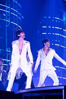 今週の人気画像6位は「東方神起ドームツアー完遂、再会誓った2人の涙『必ず戻ってきます』」より、「東方神起 LIVE TOUR 2015 ～WITH～」東京ドーム公演の様子。