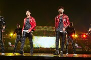 「東方神起 LIVE TOUR 2015 ~WITH~」東京ドーム公演の様子。左からユンホ、チャンミン。