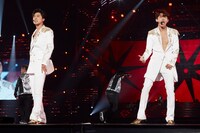 今週の人気画像5位は「東方神起ドームツアー完遂、再会誓った2人の涙『必ず戻ってきます』」より、「東方神起 LIVE TOUR 2015 ～WITH～」東京ドーム公演の様子。