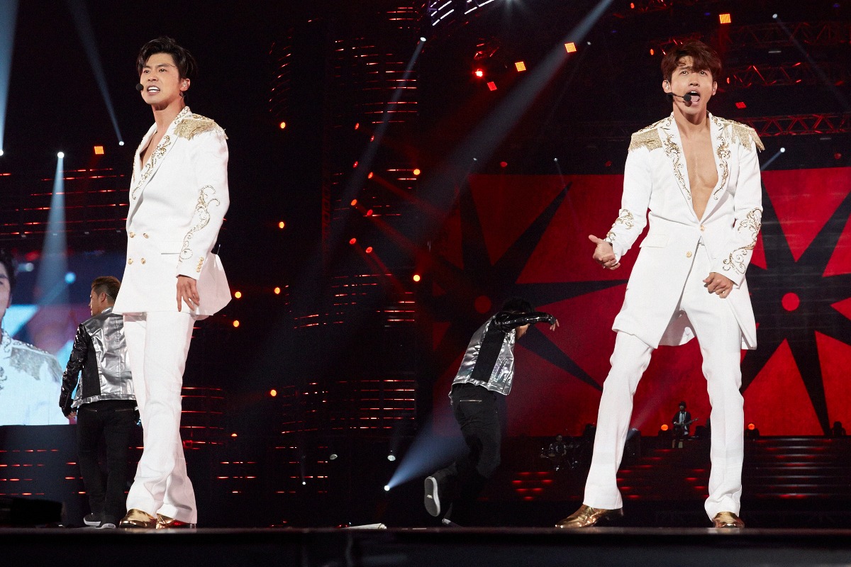 「東方神起 LIVE TOUR 2015 ～WITH～」東京ドーム公演の様子。