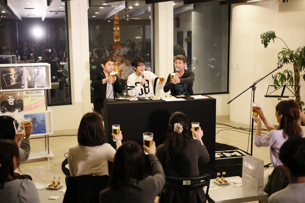 ゆず、ビール片手にプレミアムな公開収録開催