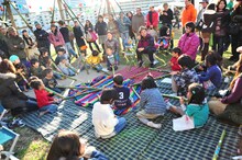 GOMAによるディジュリドゥ作り体験の模様。