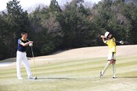 伊藤千由李（右）のフォームを確認する武市悦宏プロ（左）。