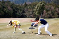 チームしゃちほこ「抱きしめてアンセム」の振り付けで踊る伊藤千由李（左）と武市悦宏プロ（右）。