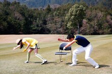 チームしゃちほこ「抱きしめてアンセム」の振り付けで踊る伊藤千由李（左）と武市悦宏プロ（右）。