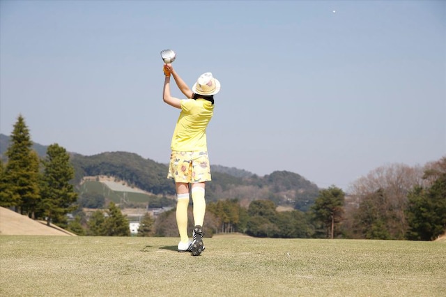 見事なショットを決める伊藤千由李。