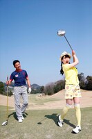 伊藤千由李（右）の豪快なスイングをチェックする武市悦宏プロ（左）。（写真提供：ゴルフダイジェスト社）